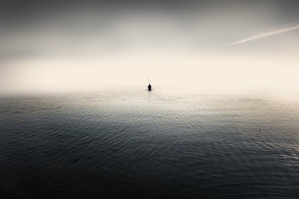 Samotny człowiek idzie przez morze