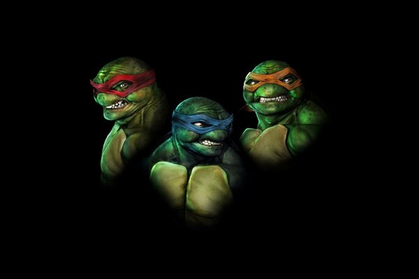 Ilustración con tres tortugas ninja sobre un fondo oscuro