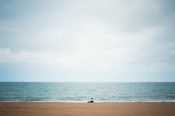 Uomo solitario sulla spiaggia di sabbia