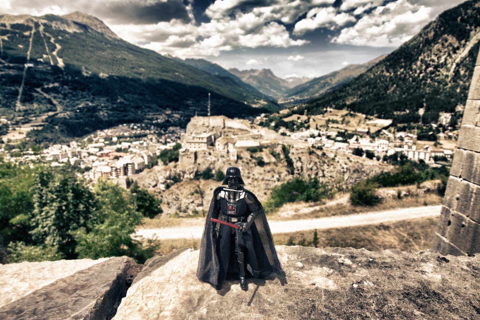 dark vador sabre laser ville montagnes