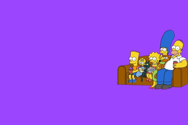 Die Simpsons sitzen mit ihrer ganzen Familie auf der Couch