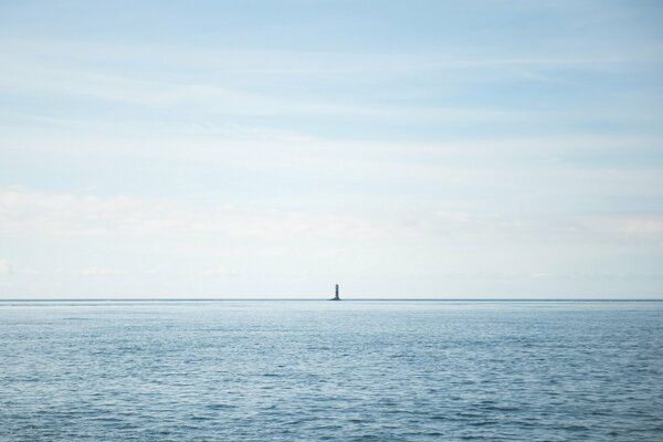 Le phare est visible à l horizon de la mer