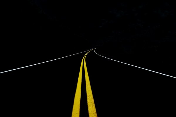 Marquage routier jaune sur noir nuit