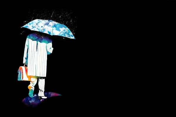 Mann im Regenmantel unter einem Regenschirm mit einem Koffer