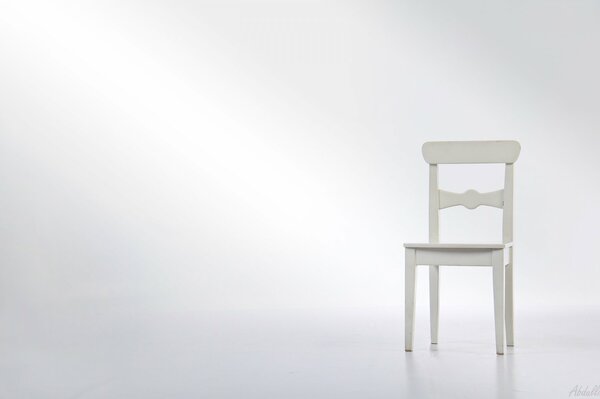 Silla blanca en modelo 3D sobre fondo blanco