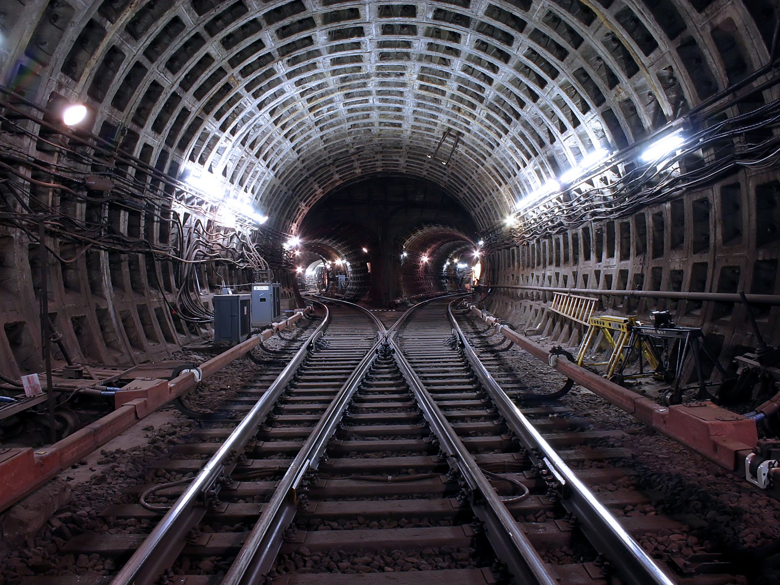 москва метро подземка рельсы шпалы тунель