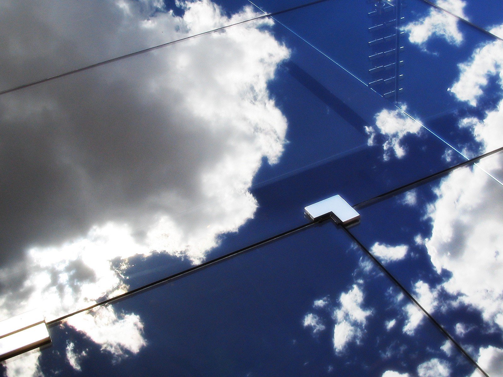 les nuages le verre reflet de