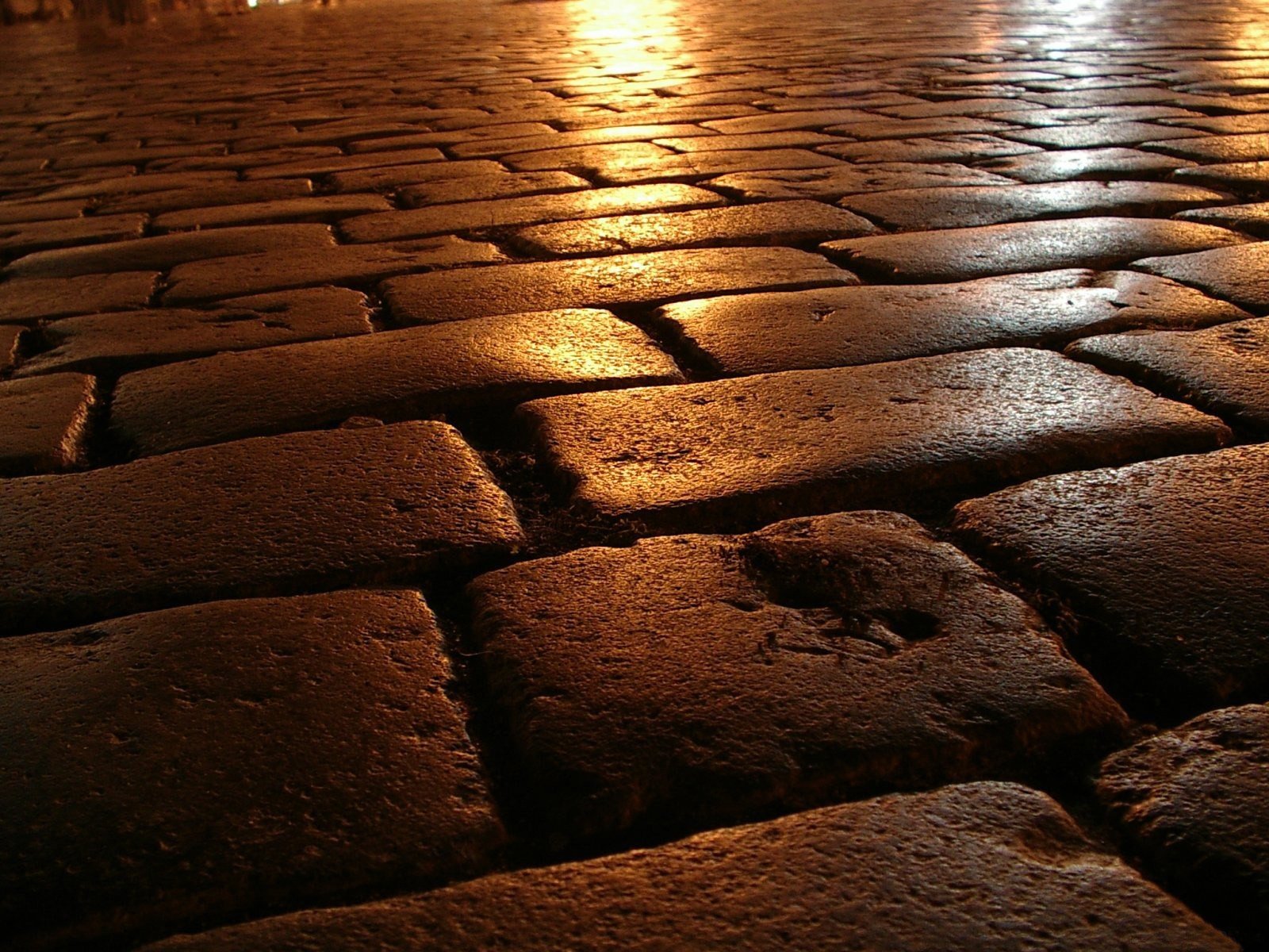 la route la maçonnerie la pierre le soir