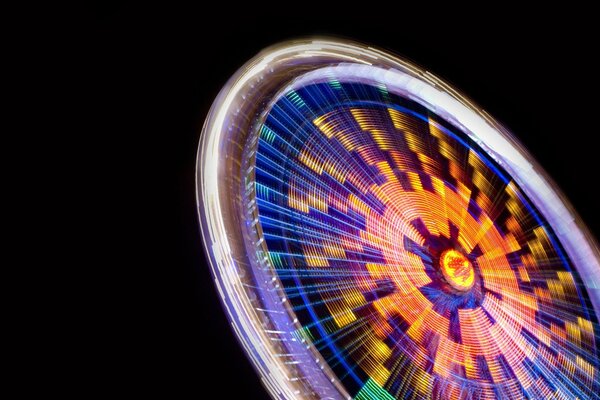 Mehrfarbiges Riesenrad auf schwarzem Hintergrund