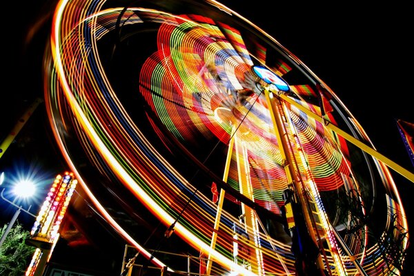 Riesenrad mit nachtfarbiger Beleuchtung