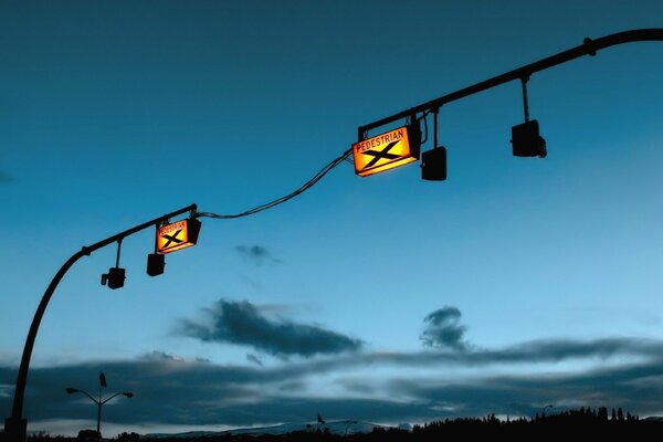 Señales en los pilares en la noche en el cielo azul