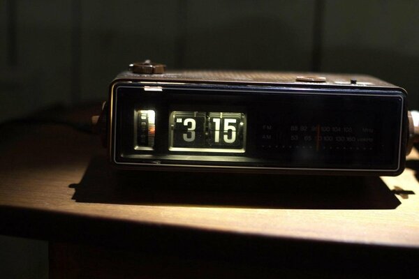 Elektroniczny zegar cyfrowy w nocy