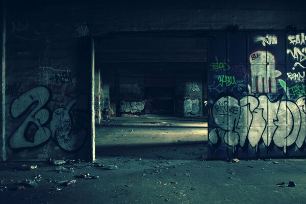 Graffiti en una pared en un edificio abandonado sin terminar