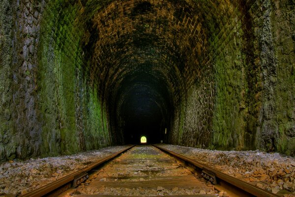 Ferrovia che attraversa il tunnel