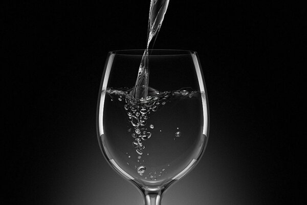 Photographie en noir et blanc de la vitre avec de l eau