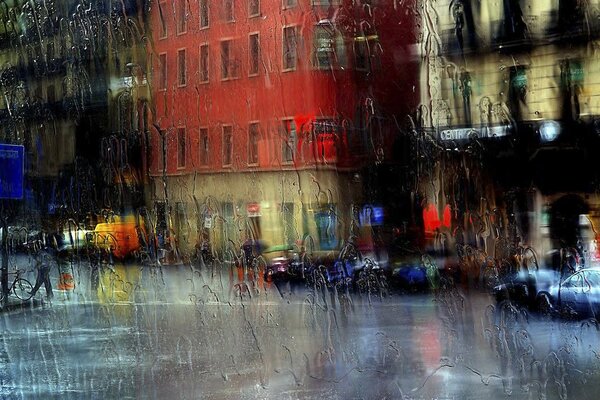 Rue de la ville à travers le verre trempé de pluie