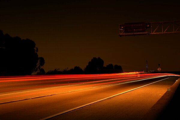 Lumières brûlantes de l autoroute de nuit