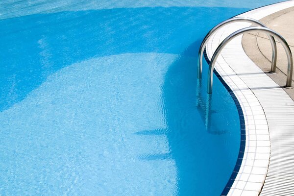 Acqua blu in piscina con bordo