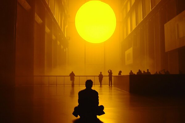 Człowiek patrzy na niezwykłej wielkości słońce