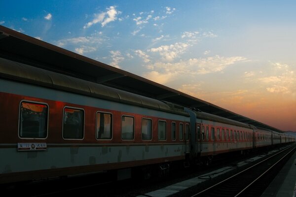 Treno sulla ferrovia contro il cielo