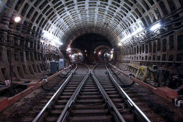 Túnel del metro de Moscú. Rieles y durmientes