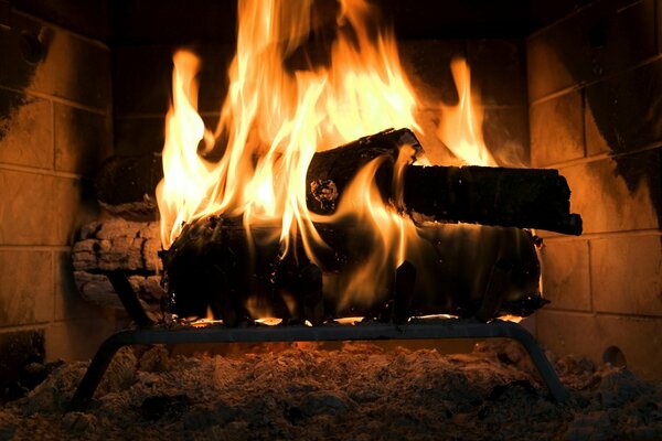 Feu de bois dans une cheminée en pierre