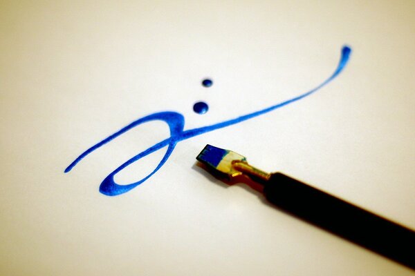 Pincel de caligrafía de color azul sobre la superficie