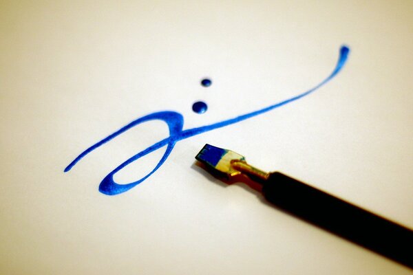 Calligrafia con pennello blu sulla superficie