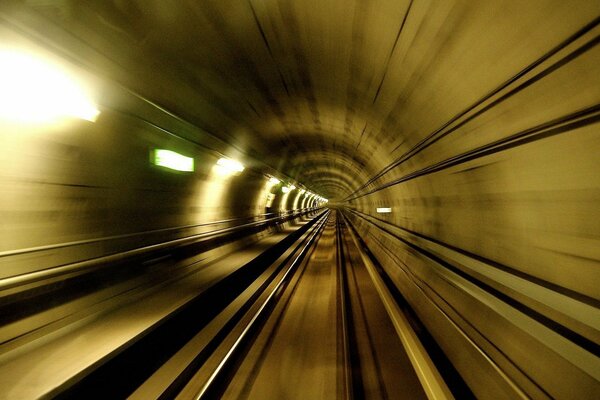 Schnellzug geht in den Tunnel