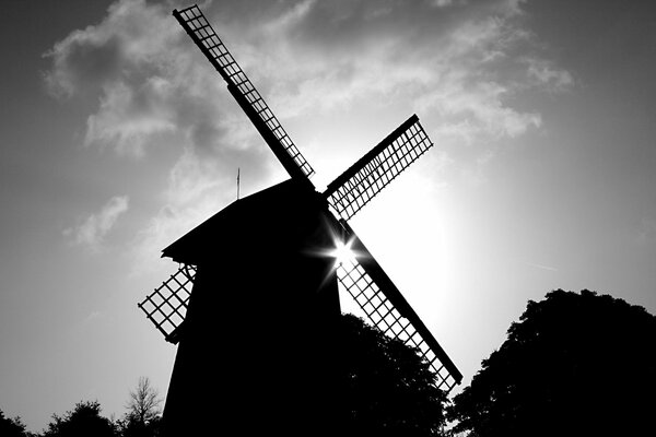 Photo en noir et blanc avec moulin sur fond de ciel