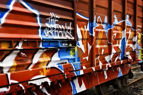 Graffiti auf Zugwagen gemalt