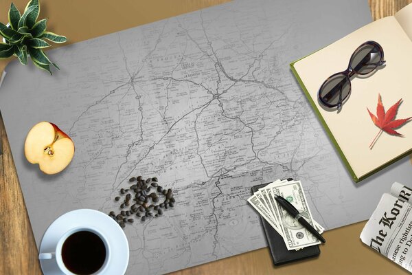 Sélection de l itinéraire de voyage sur la carte autour d une tasse de café