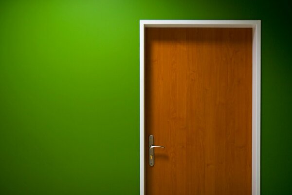 Zielona malowana ściana i drewniane drzwi z uchwytem