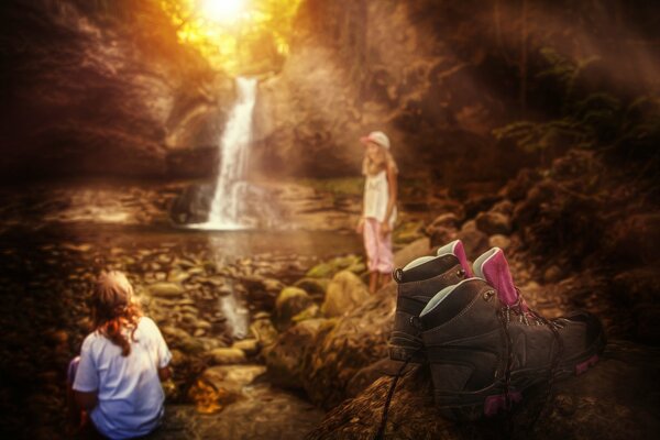 Kinder am Wasserfall mit Lichtbehandlung