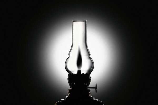 Lampa naftowa zdjęcie w czerni i bieli