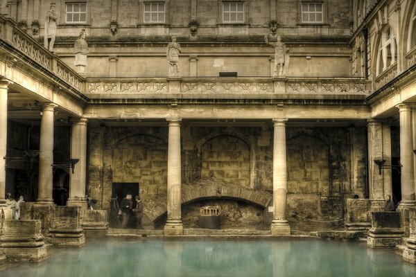 Das Gebäude mit den Säulen ähnelt einem römischen Badehaus