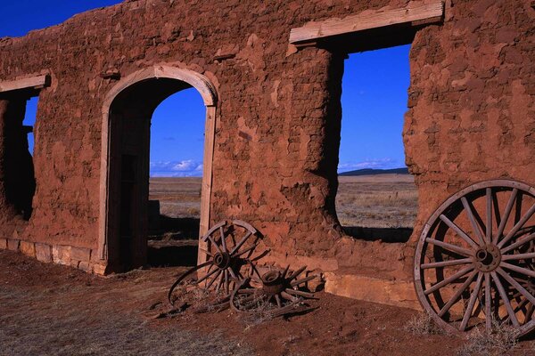 Antica città nel deserto e ruote