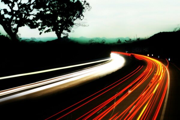 Foto de la carretera y las luces de los coches con exposición