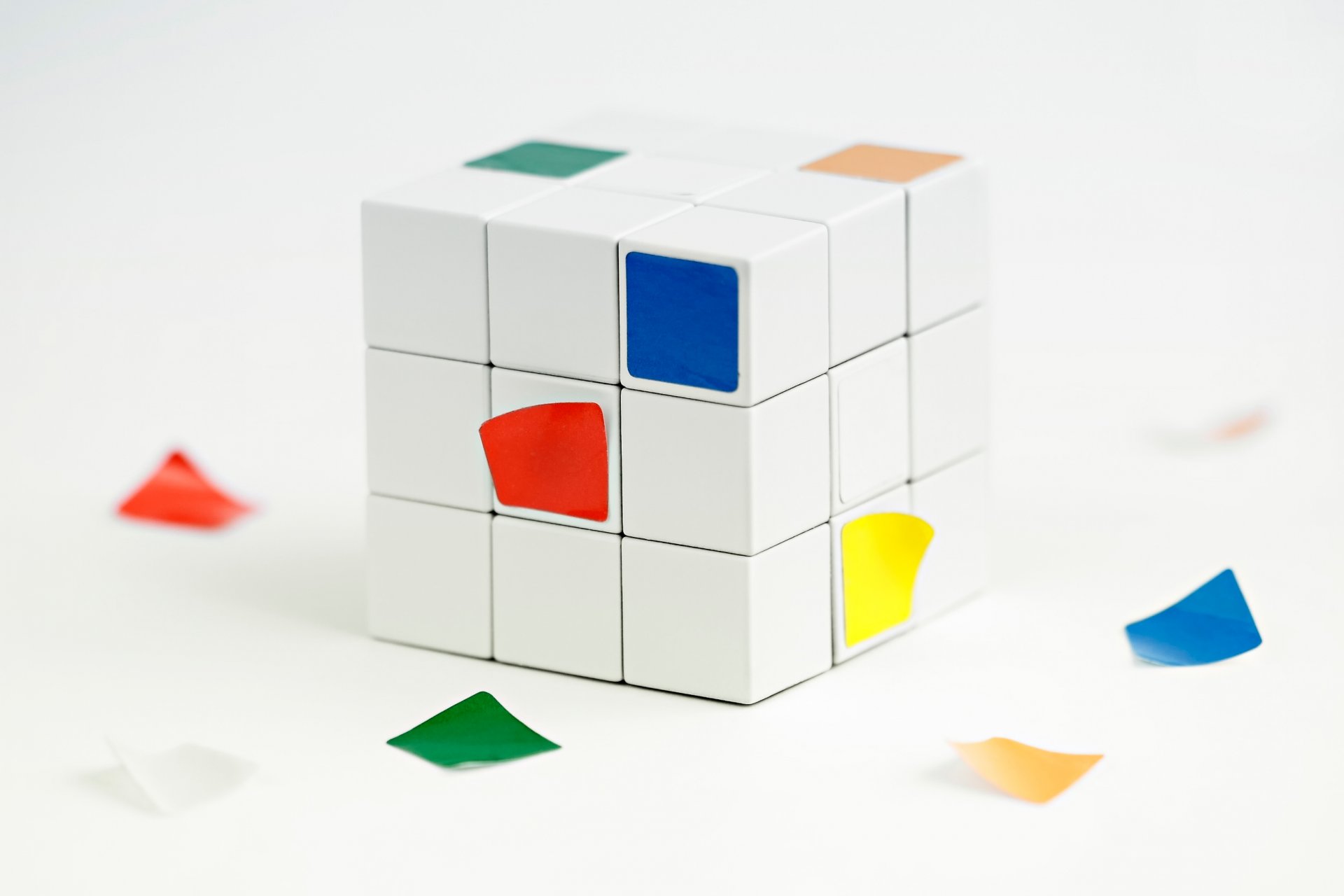 le cube de rubik de la face des autocollants