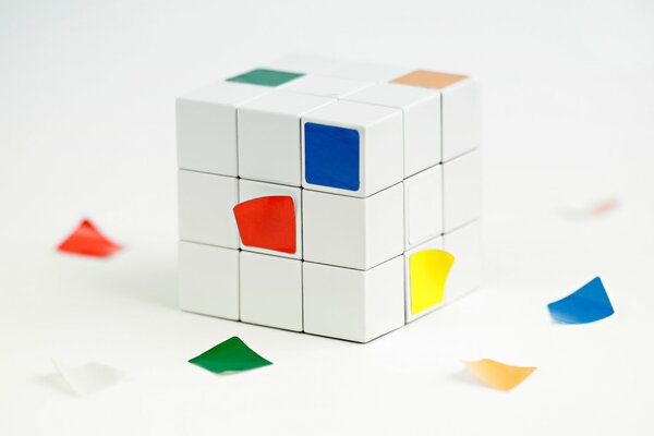 Rubik-Würfel mit fallenden Gesichtern auf weißem Hintergrund