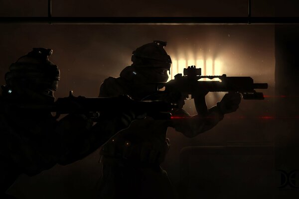 Soldados de las fuerzas especiales con una ametralladora en la oscuridad