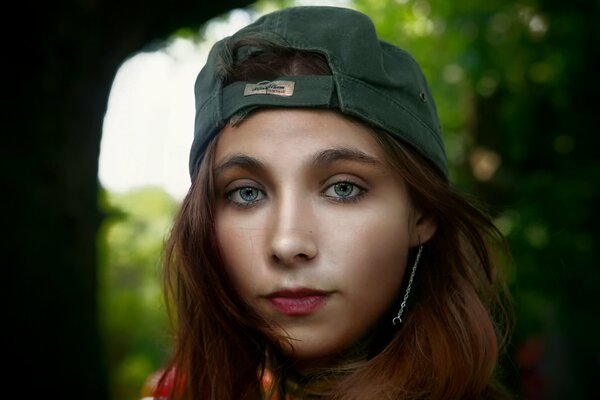 Retrato de una chica con gorra de béisbol