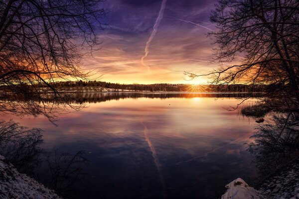 Lago en el fondo del sol que se pone al final del día