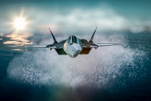 Un avión de combate vuela sobre el agua