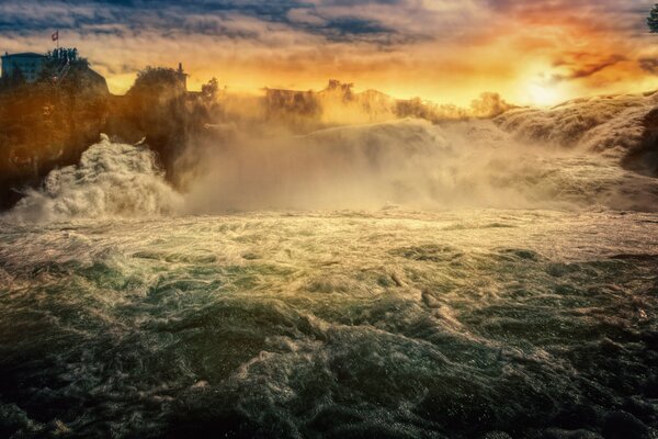 Stürmischer Fluss bei Sonnenuntergang