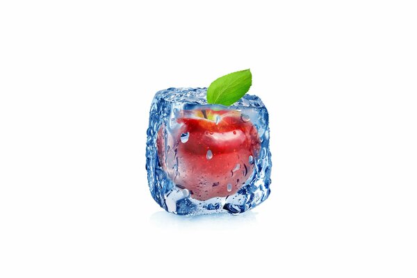 Une pomme rouge, congelée dans un cube de glace
