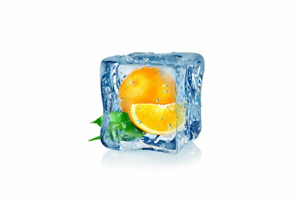 Congelés oranges dans un cube de glace sur fond blanc