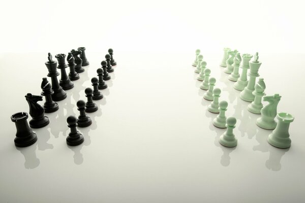 Las piezas de ajedrez se exhiben en una superficie blanca brillante