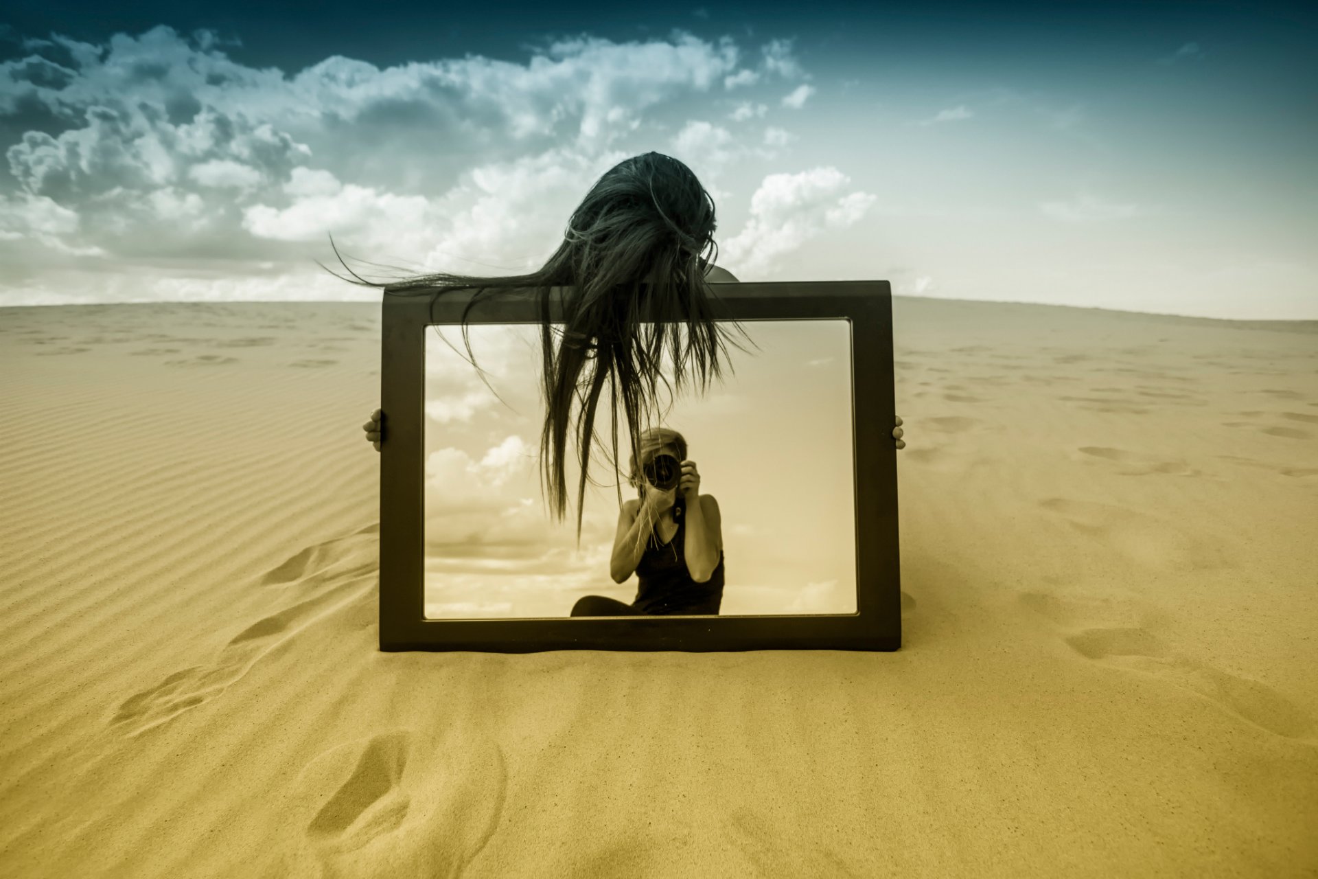 photos girl mirror reflection sand