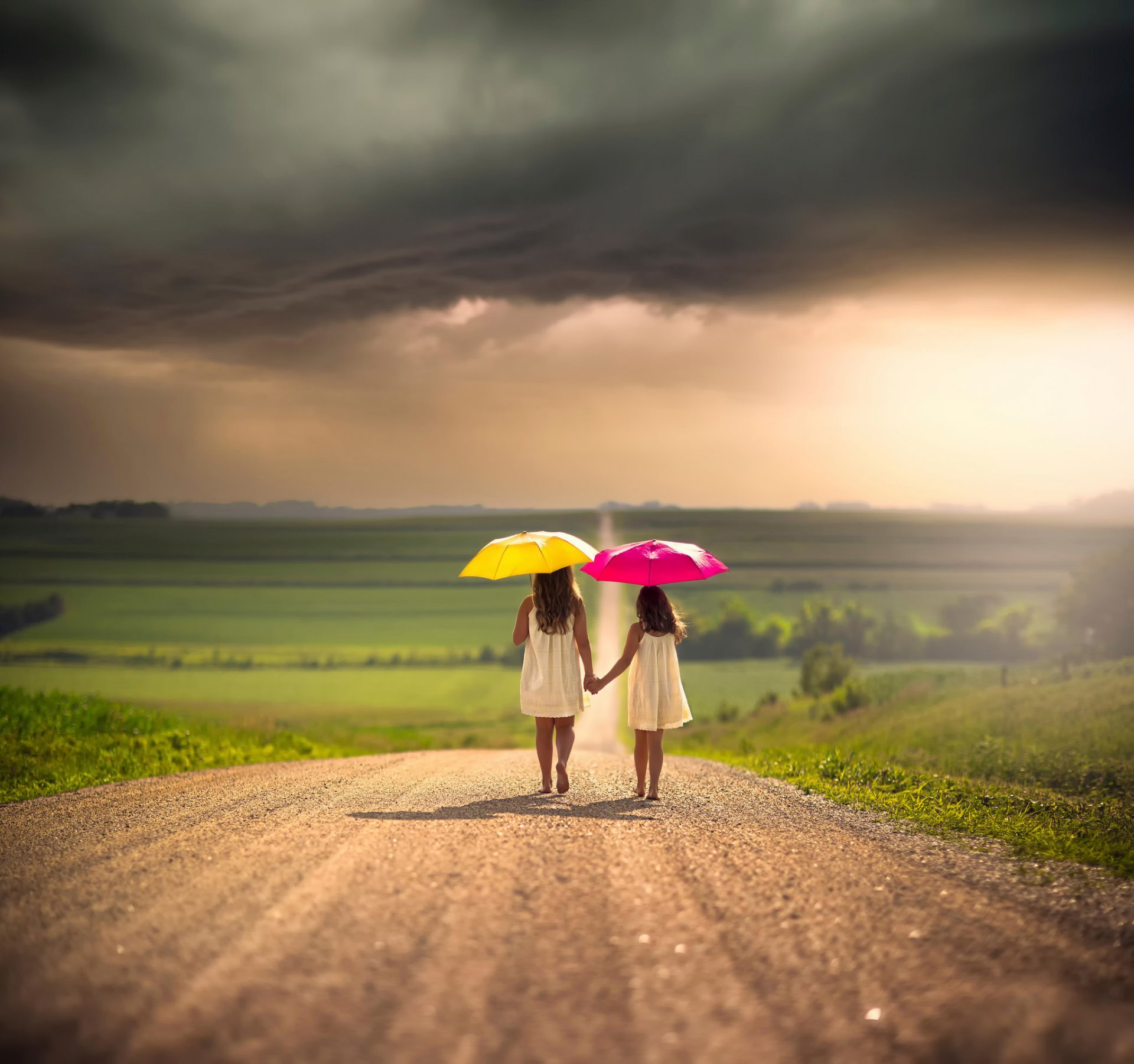 mädchen kinder regenschirme wolken straße weite bokeh